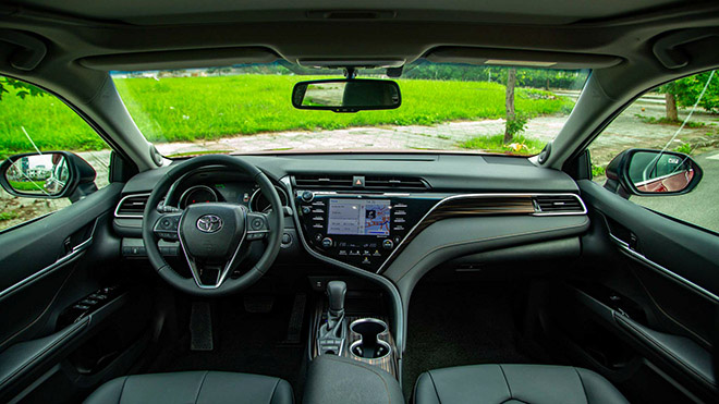 Khoang lái của Toyota Camry.