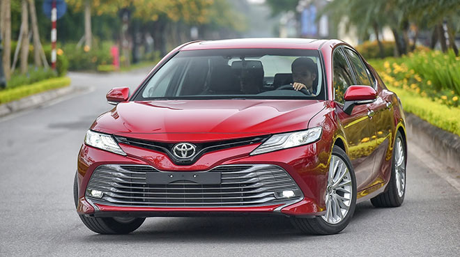 Toyota Camry mang lại cảm giác êm ái, dễ chịu cho người lái và hành khách.
