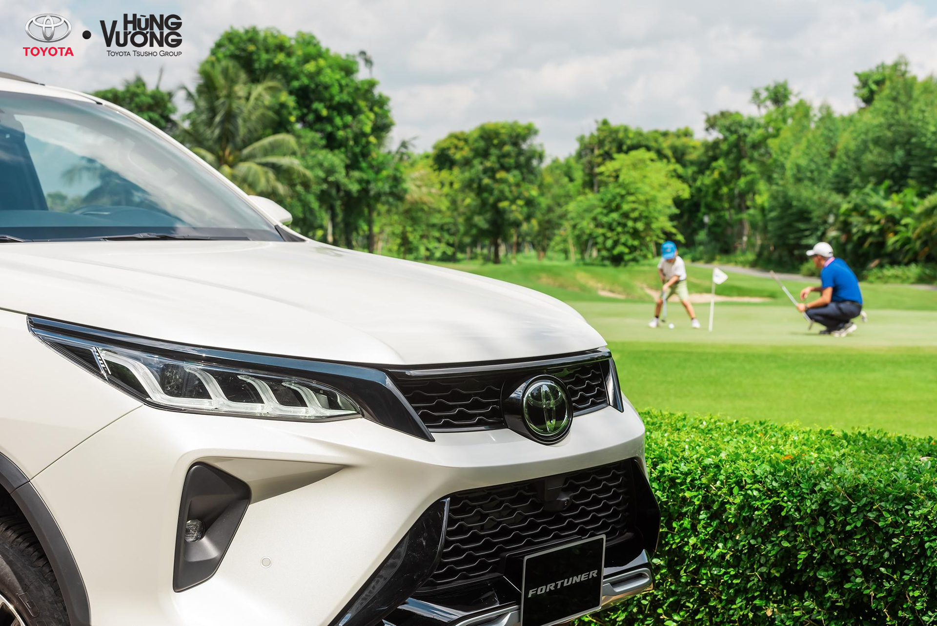 Mặt trước xe có thiết kế sang trọng, mạnh mẽ.