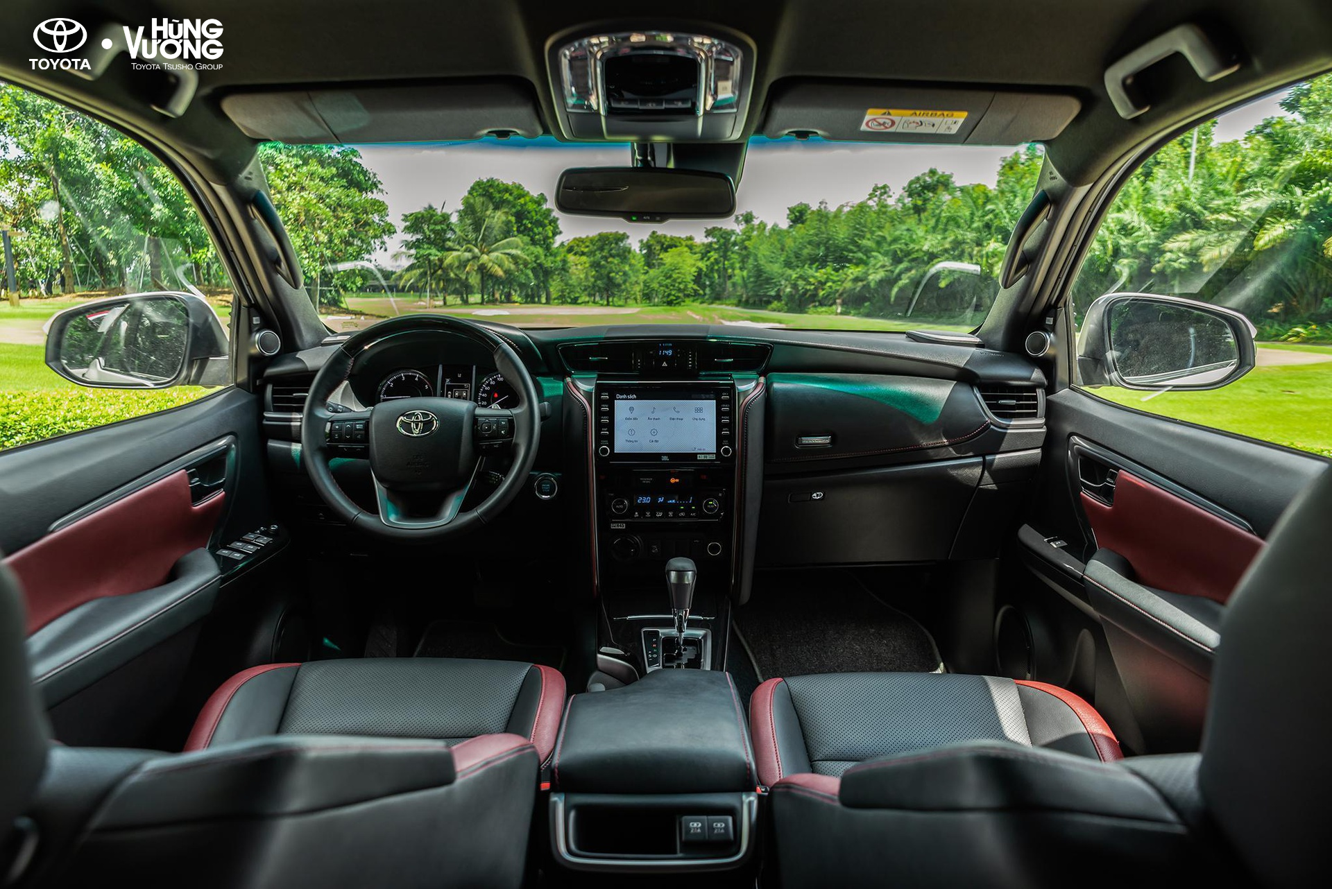 Nội thất xe Toyota Fortuner Legender được kết hợp, phối màu sang trọng.