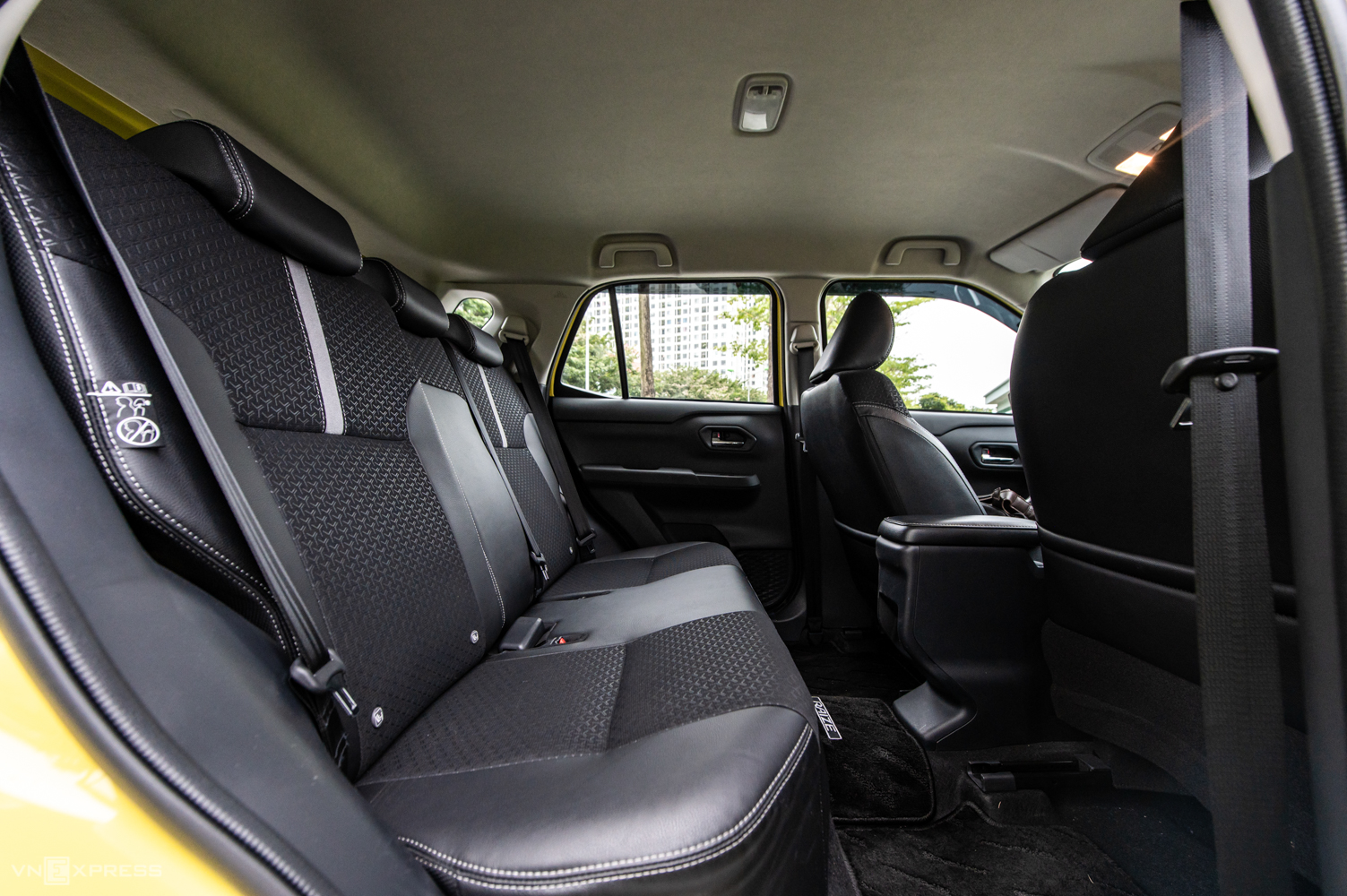 Hàng ghế thứ hai rộng rãi, đặc biệt trần xe cao do thiết kế hình hộp kiểu K-Car.