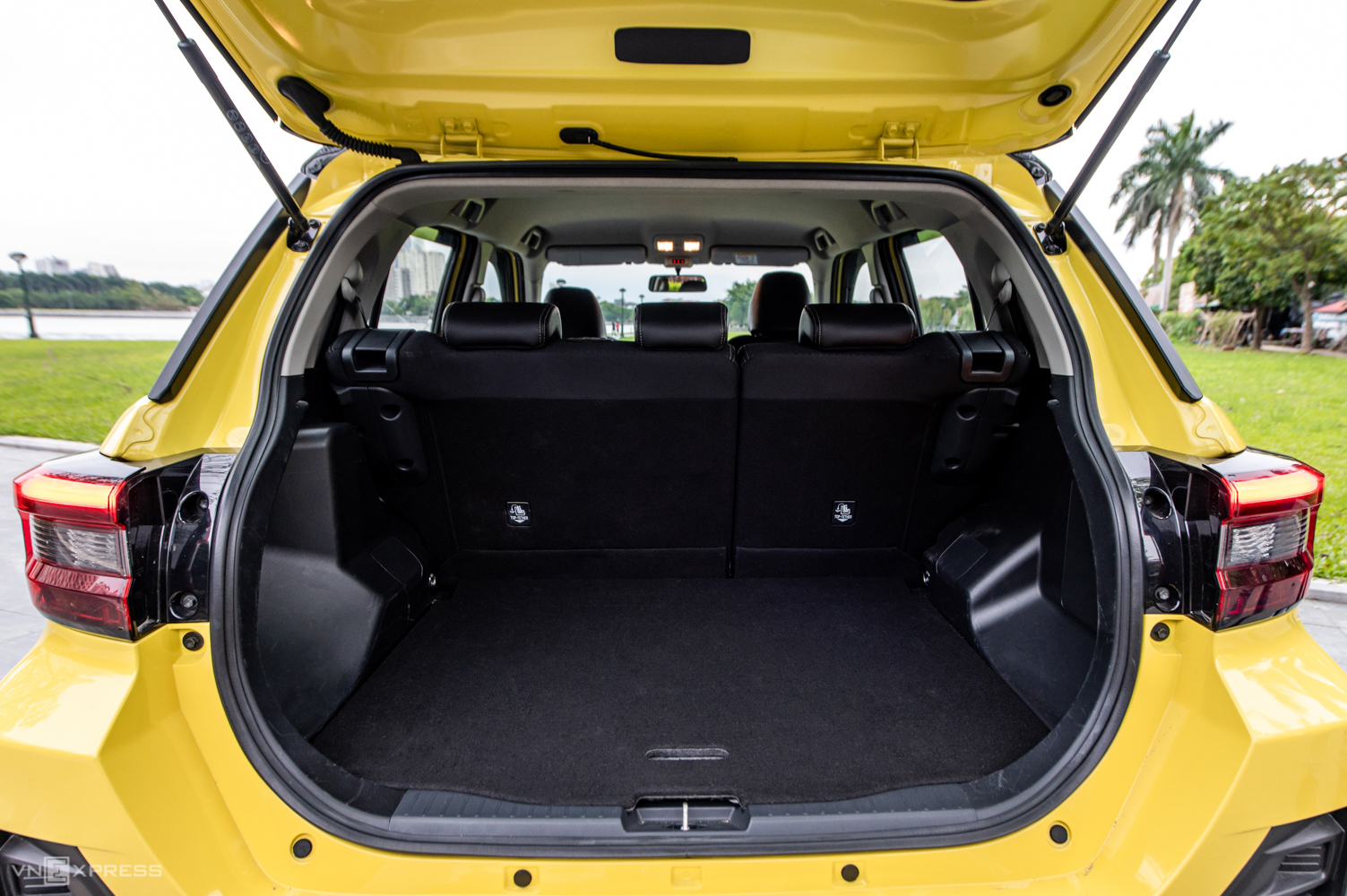 Khoang hành lý có dung tích 369 lít và khi gập hàng ghế thứ hai là 1.133 lít.