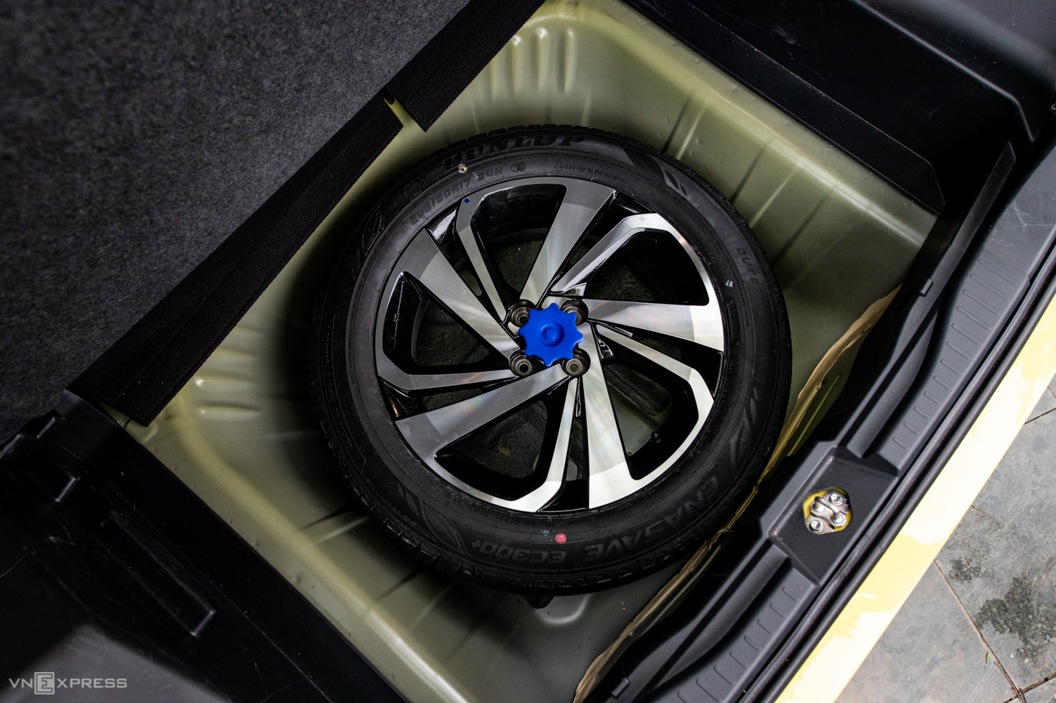 Xe sử dụng 5 lốp cùng kích thước giúp khi lốp gặp sự cố có thay lốp dự phòng và di chuyển lại với tốc độ thông thường.