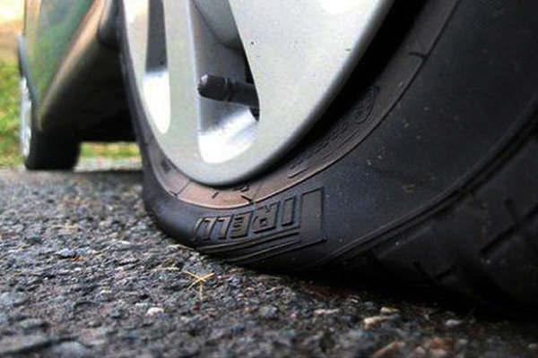 Có nên tiếp tục lái xe khi lốp ô tô bị thủng?